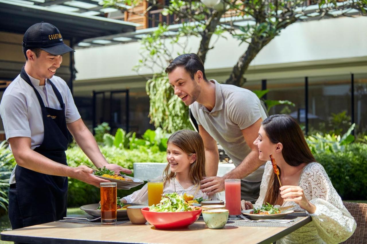 Courtyard By Marriott Bali Seminyak Resort Экстерьер фото Family dining at the hotel