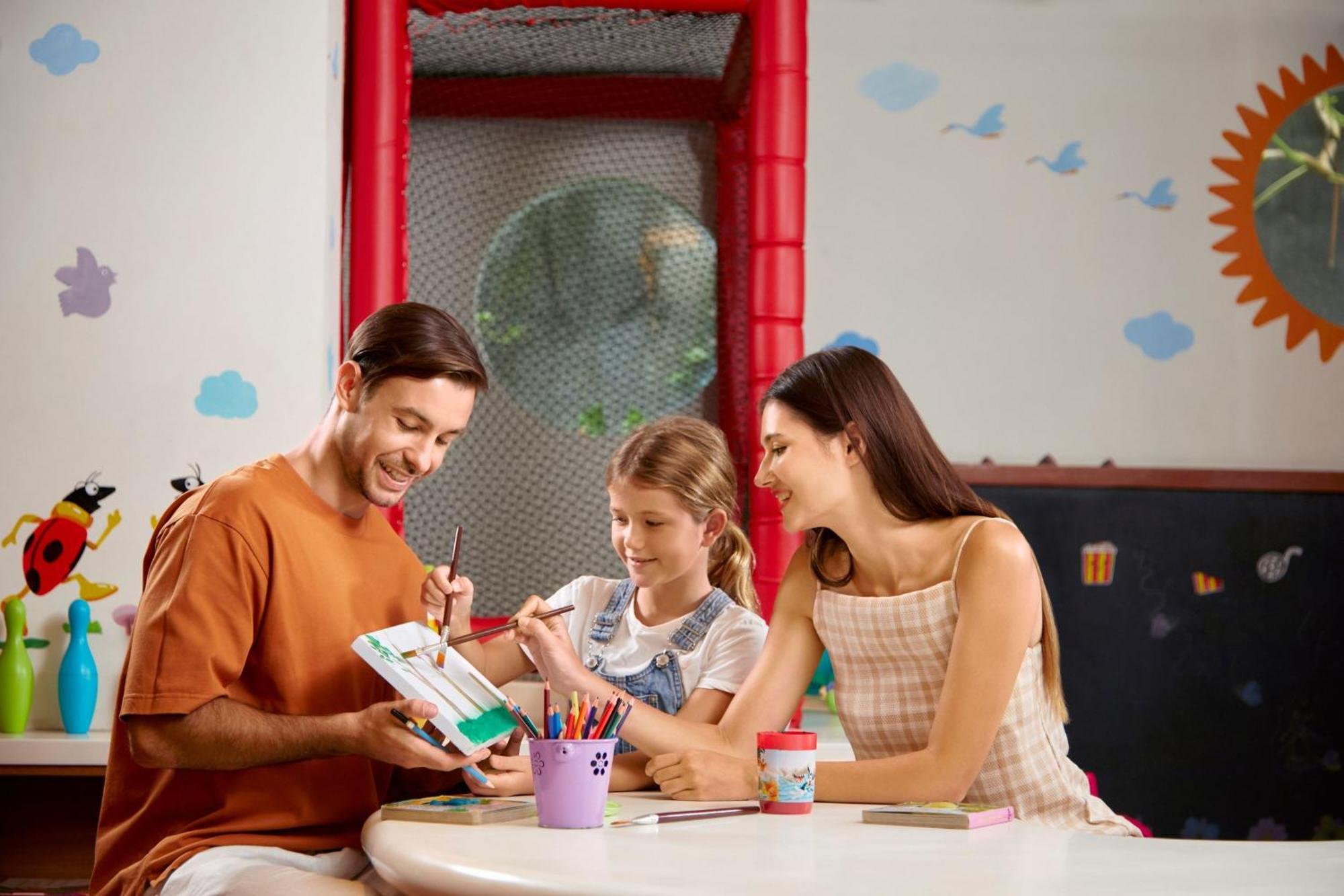 Courtyard By Marriott Bali Seminyak Resort Экстерьер фото Parents and children at a LEGO education centre