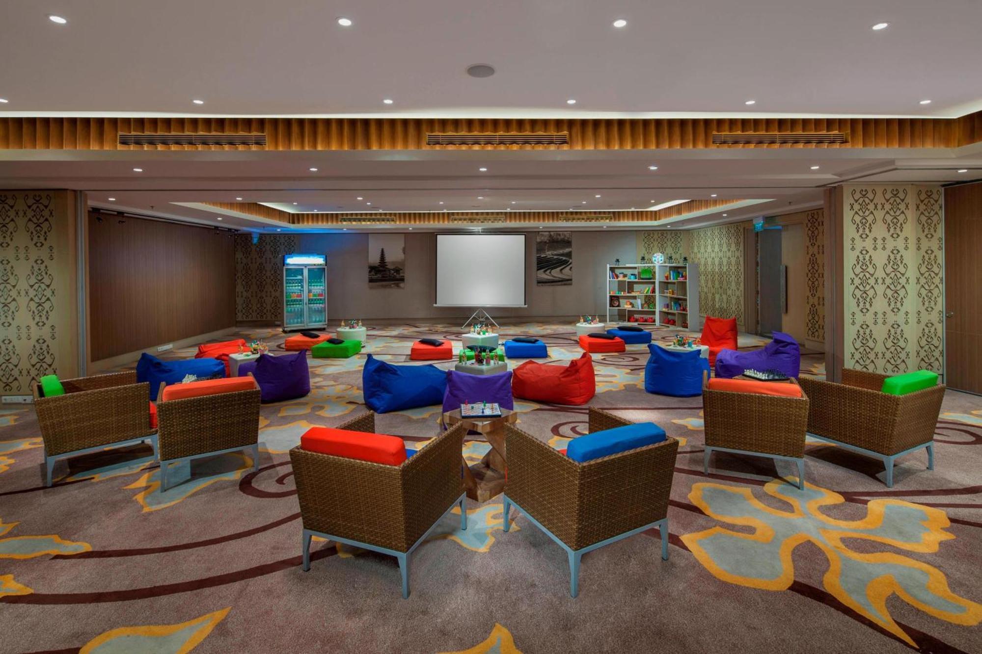 Courtyard By Marriott Bali Seminyak Resort Экстерьер фото The Library