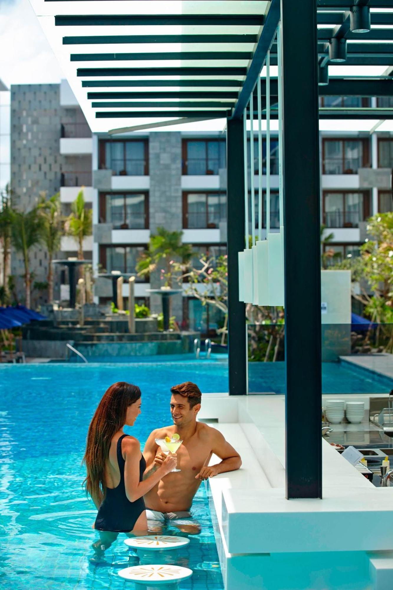 Courtyard By Marriott Bali Seminyak Resort Экстерьер фото The swimming pool at the hotel