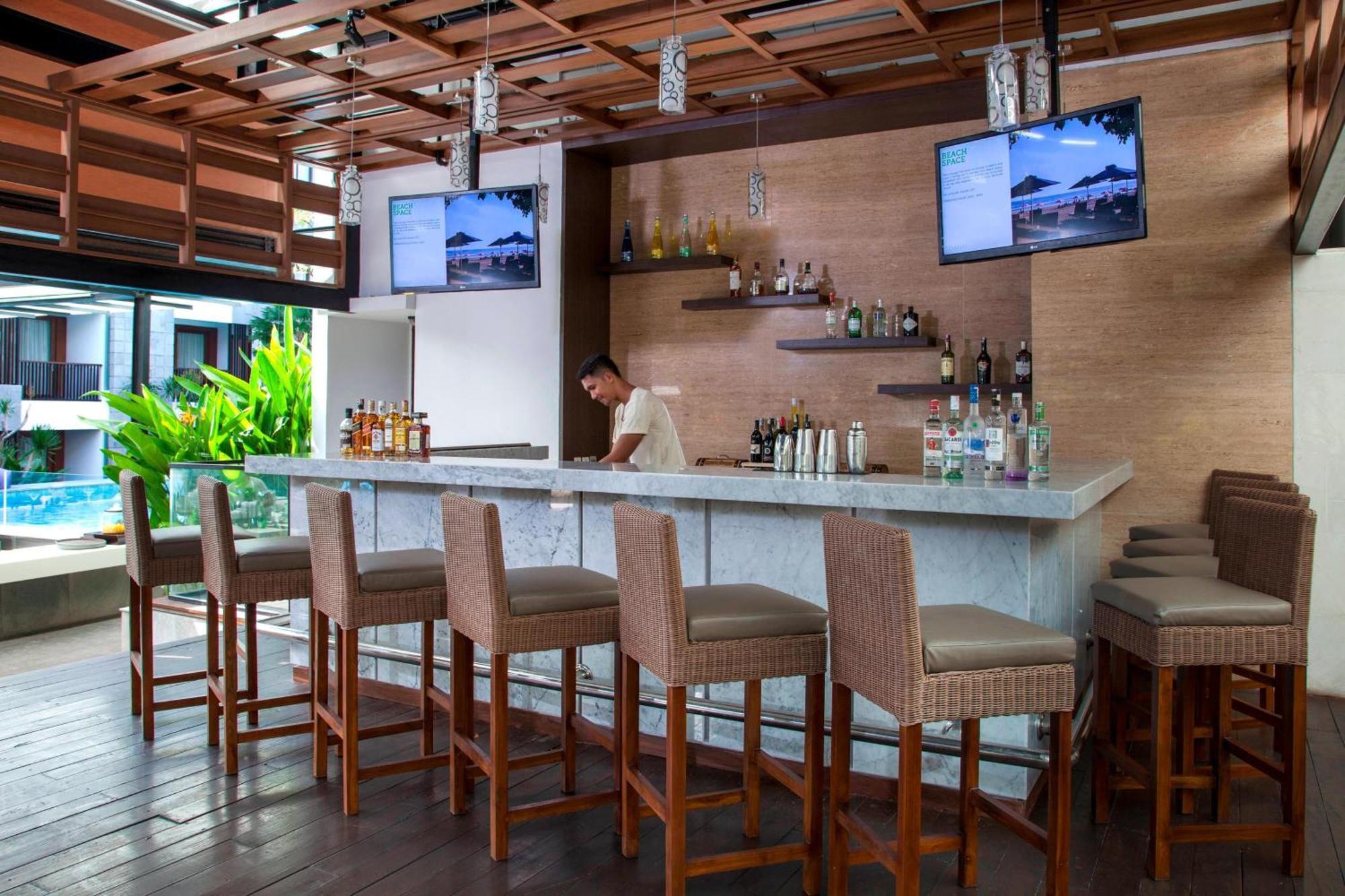 Courtyard By Marriott Bali Seminyak Resort Экстерьер фото The bar at the pool