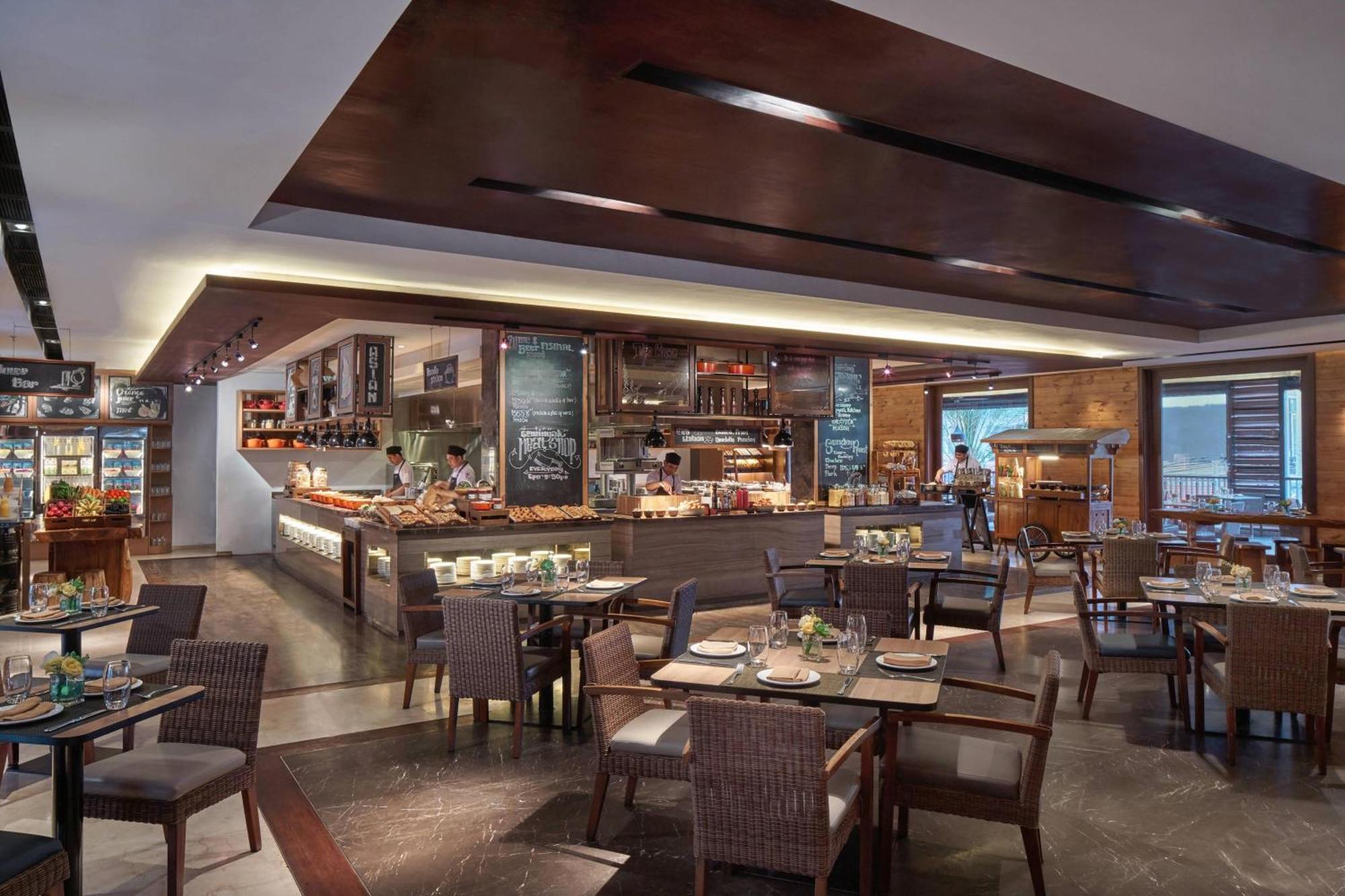 Courtyard By Marriott Bali Seminyak Resort Экстерьер фото The Club Lounge at the Hong Kong International Financial Centre