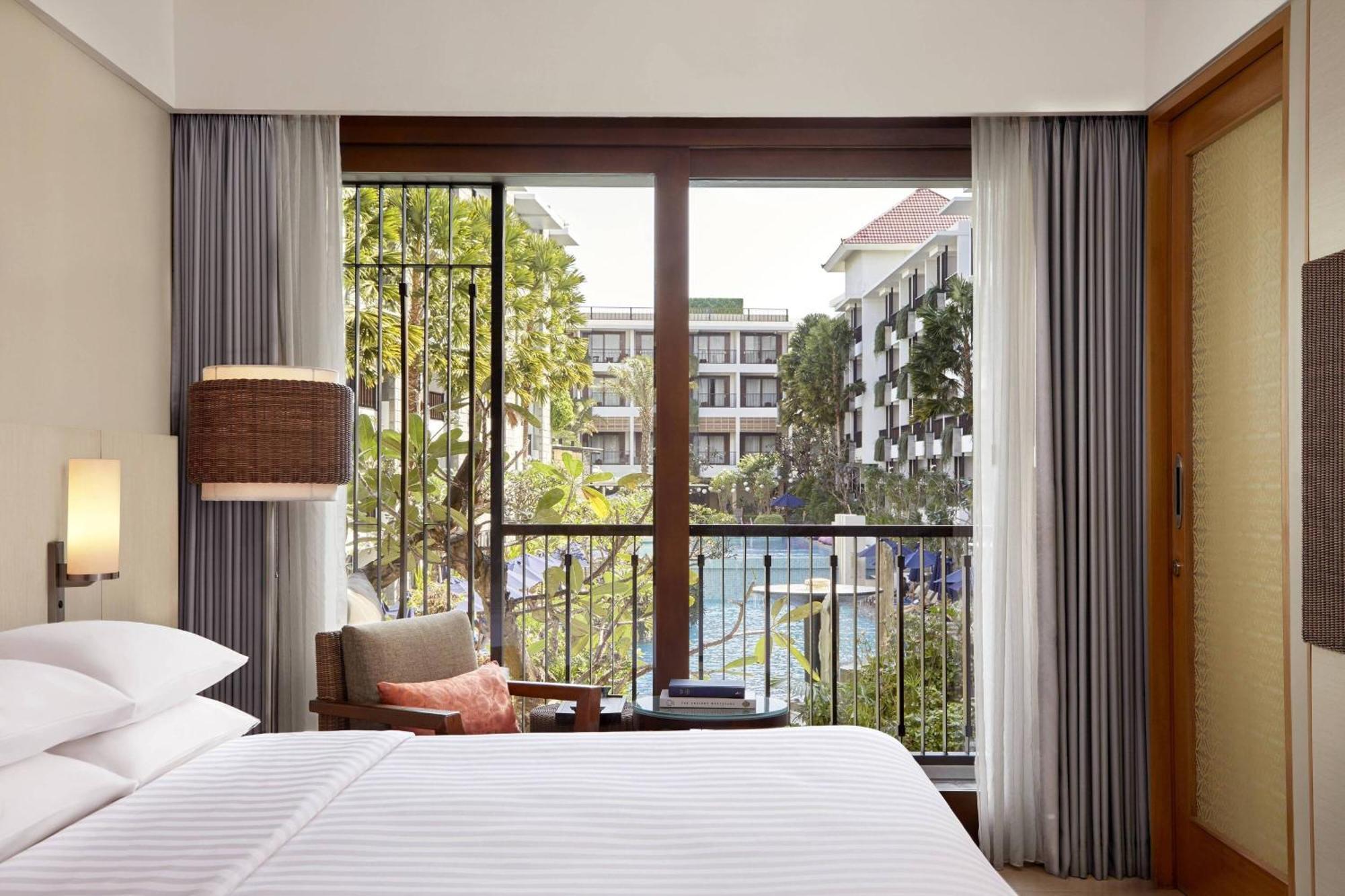 Courtyard By Marriott Bali Seminyak Resort Экстерьер фото Deluxe Pool View