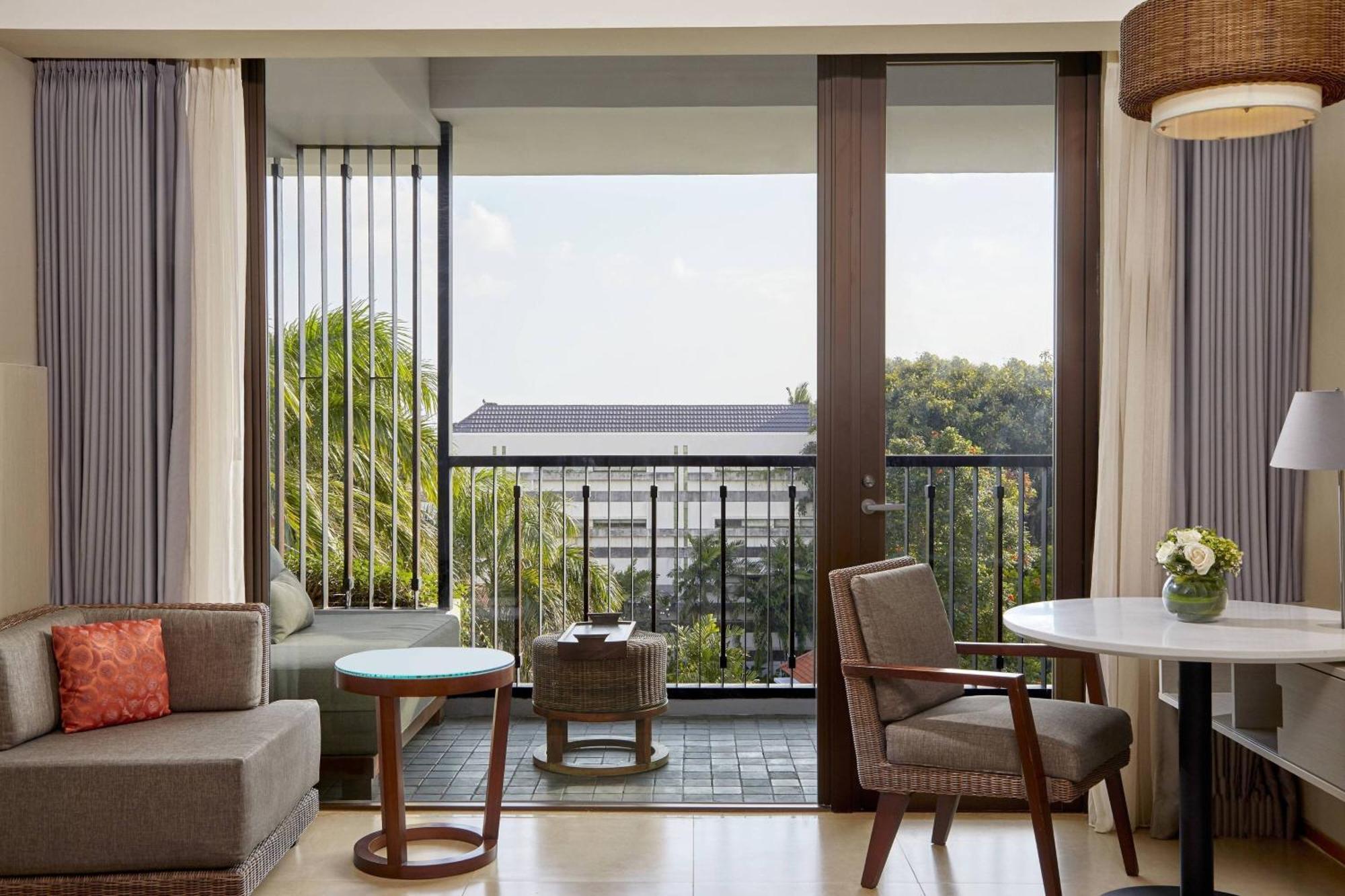 Courtyard By Marriott Bali Seminyak Resort Экстерьер фото A suite at the hotel