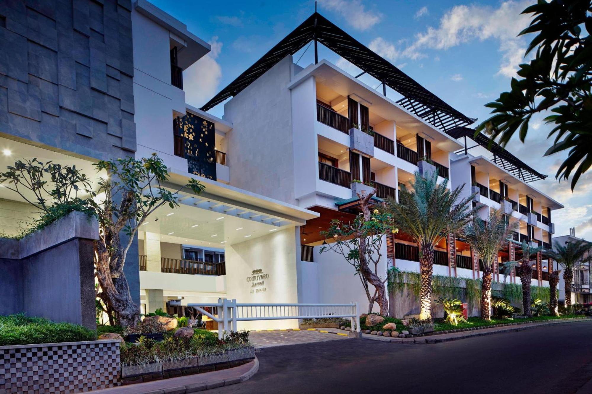 Courtyard By Marriott Bali Seminyak Resort Экстерьер фото The hotel's main entrance